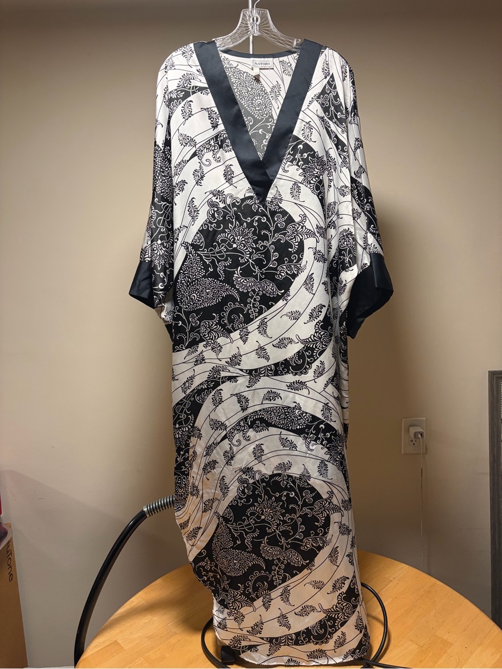 Natori Black and White V-Neck Printed Caftan Maxi Dress O/S